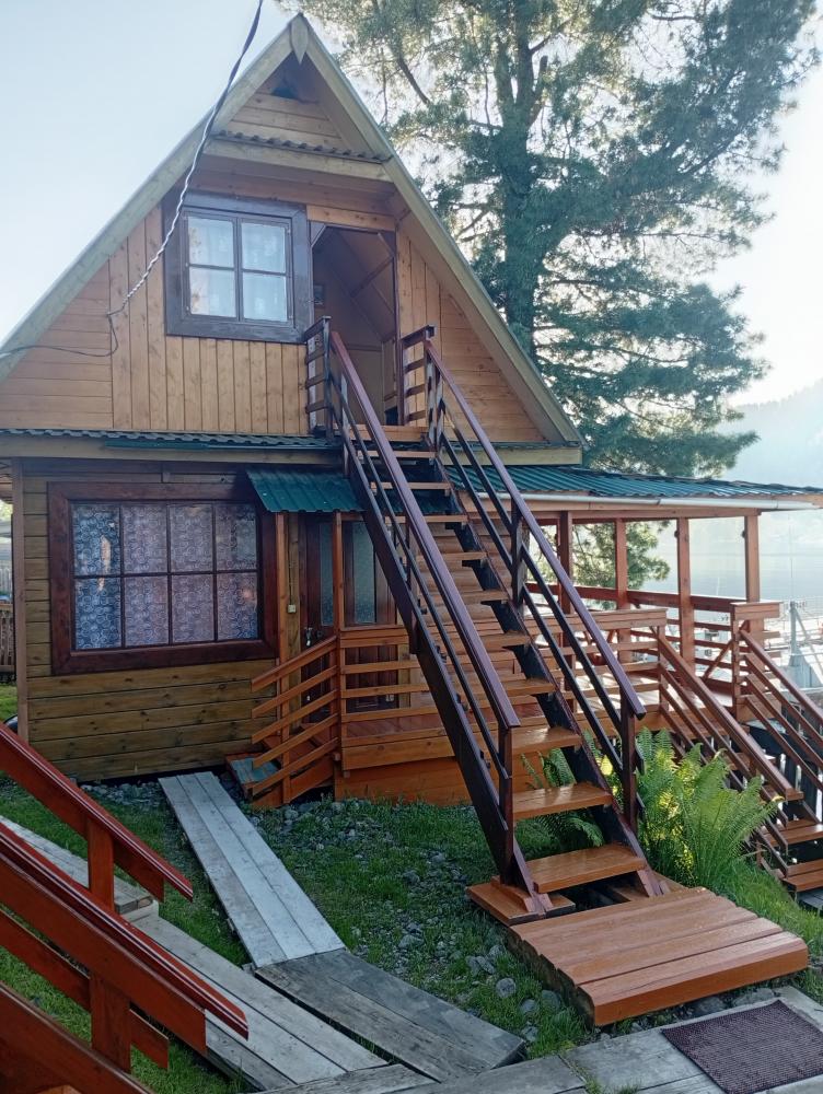 Большой дом на берегу Телецкого озера двухэтажный