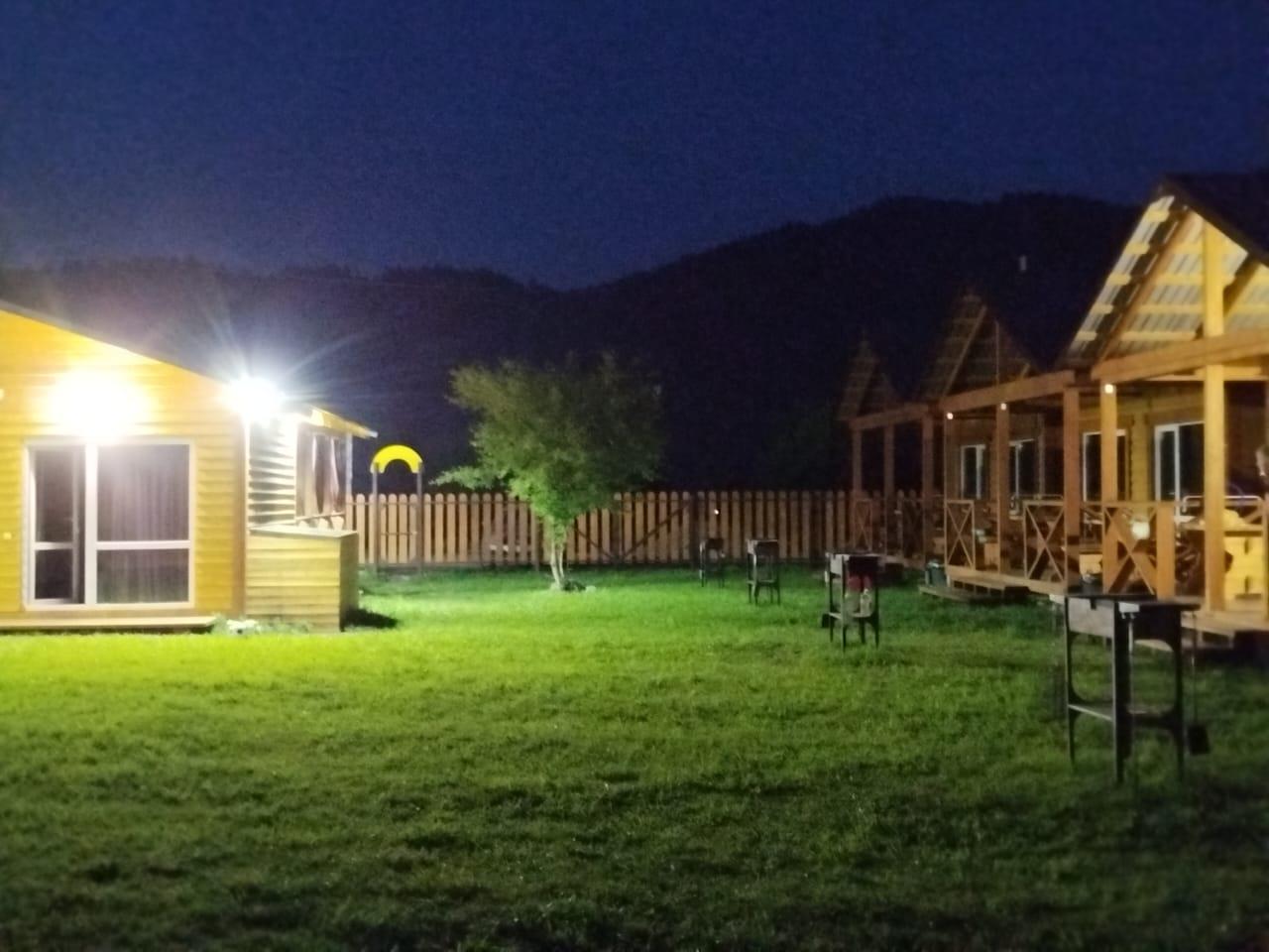 База отдыха в Горном Алтае "Рублевская поляна" вечером