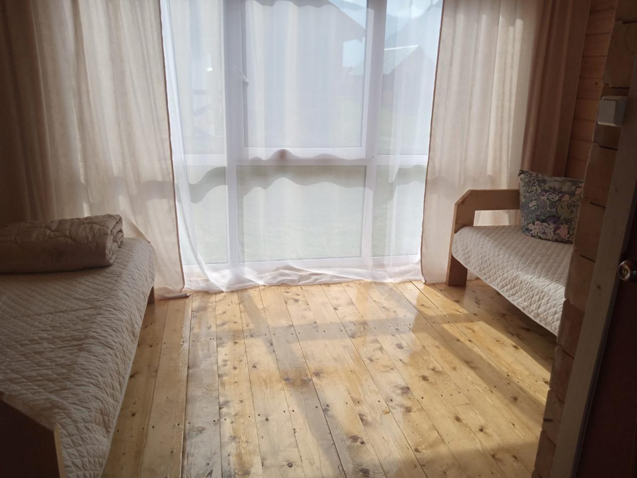 Дом с двумя односпальными кроватями и панорамными окнами