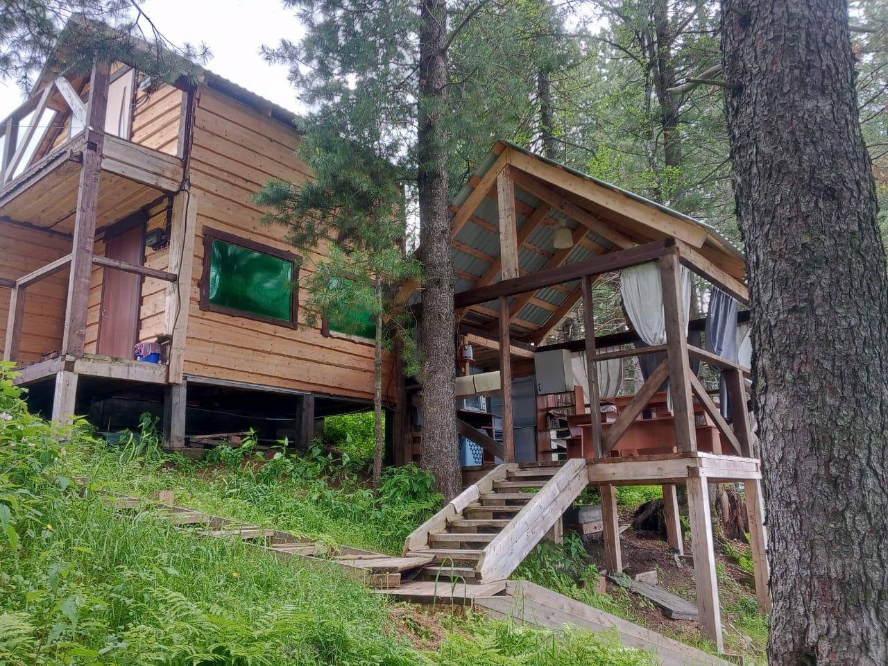 Рядом летняя кухня.