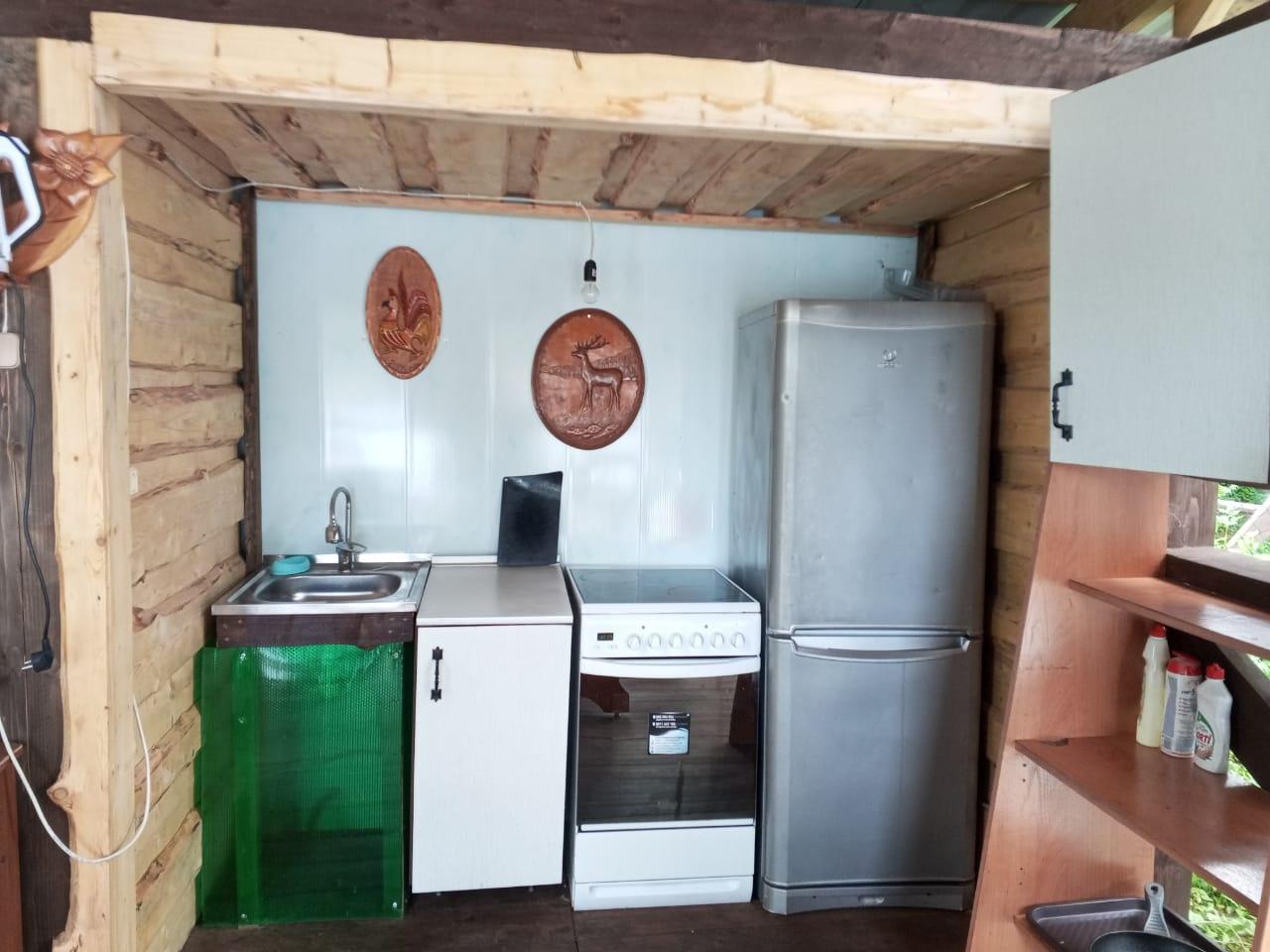 Рядом летняя кухня.