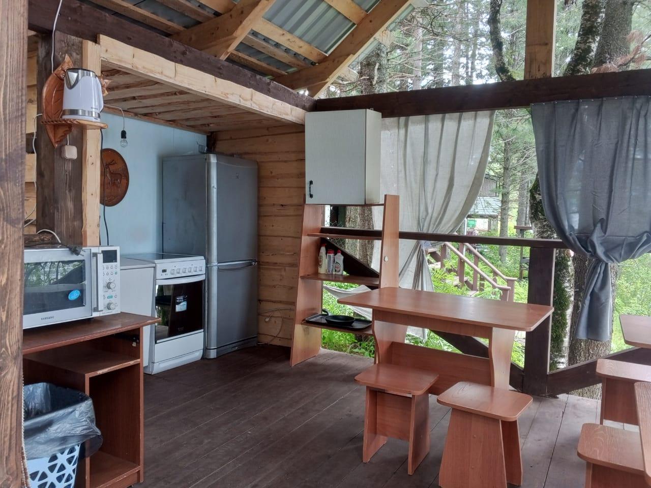 Рядом летняя кухня.