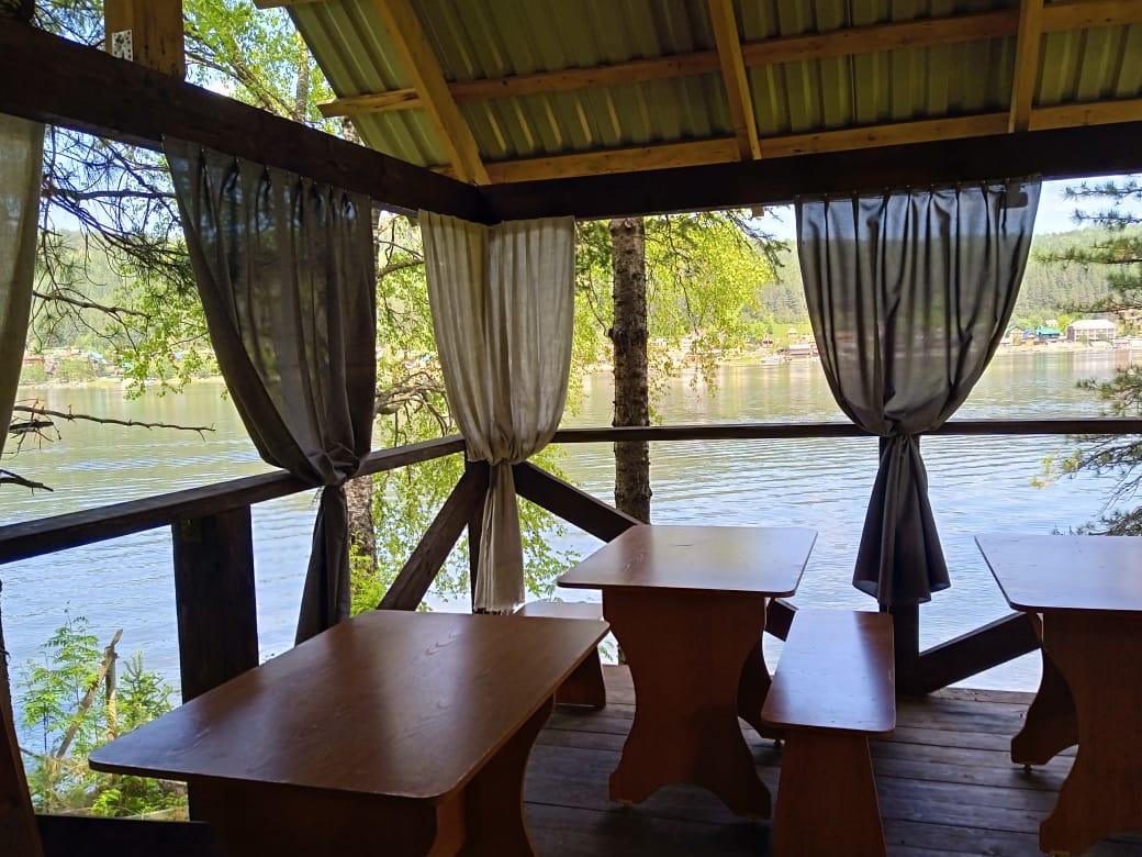 Рядом летняя кухня.