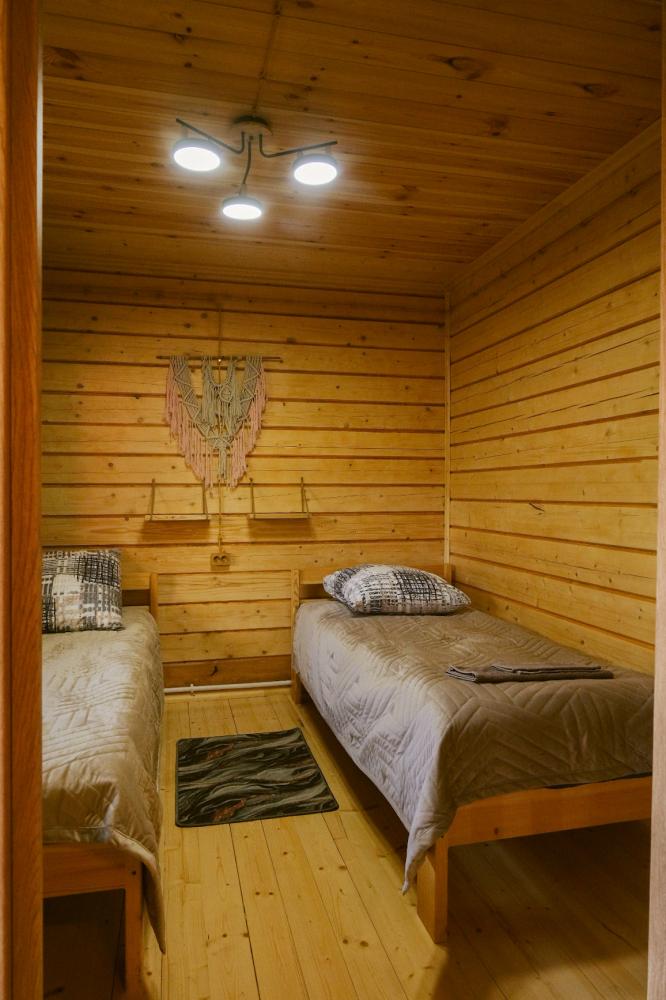 отдельная спальня с двумя односпальными кроватями