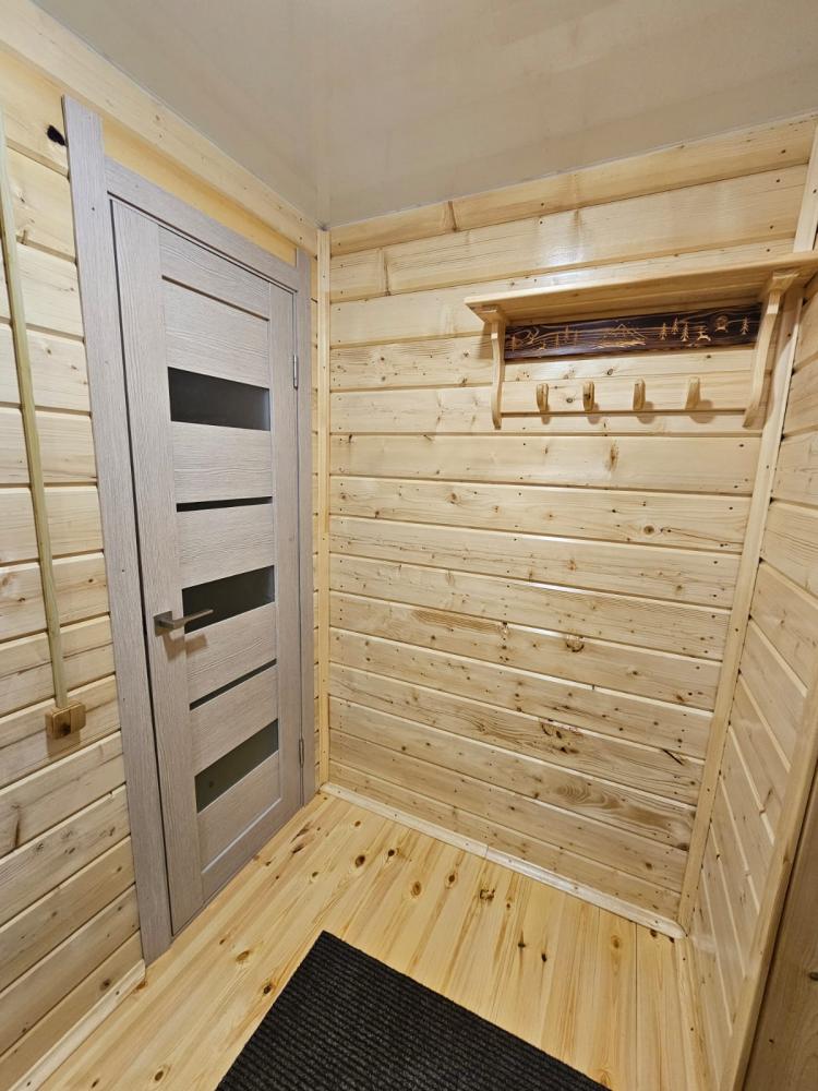 Дом у реки с банным чаном, прихожая