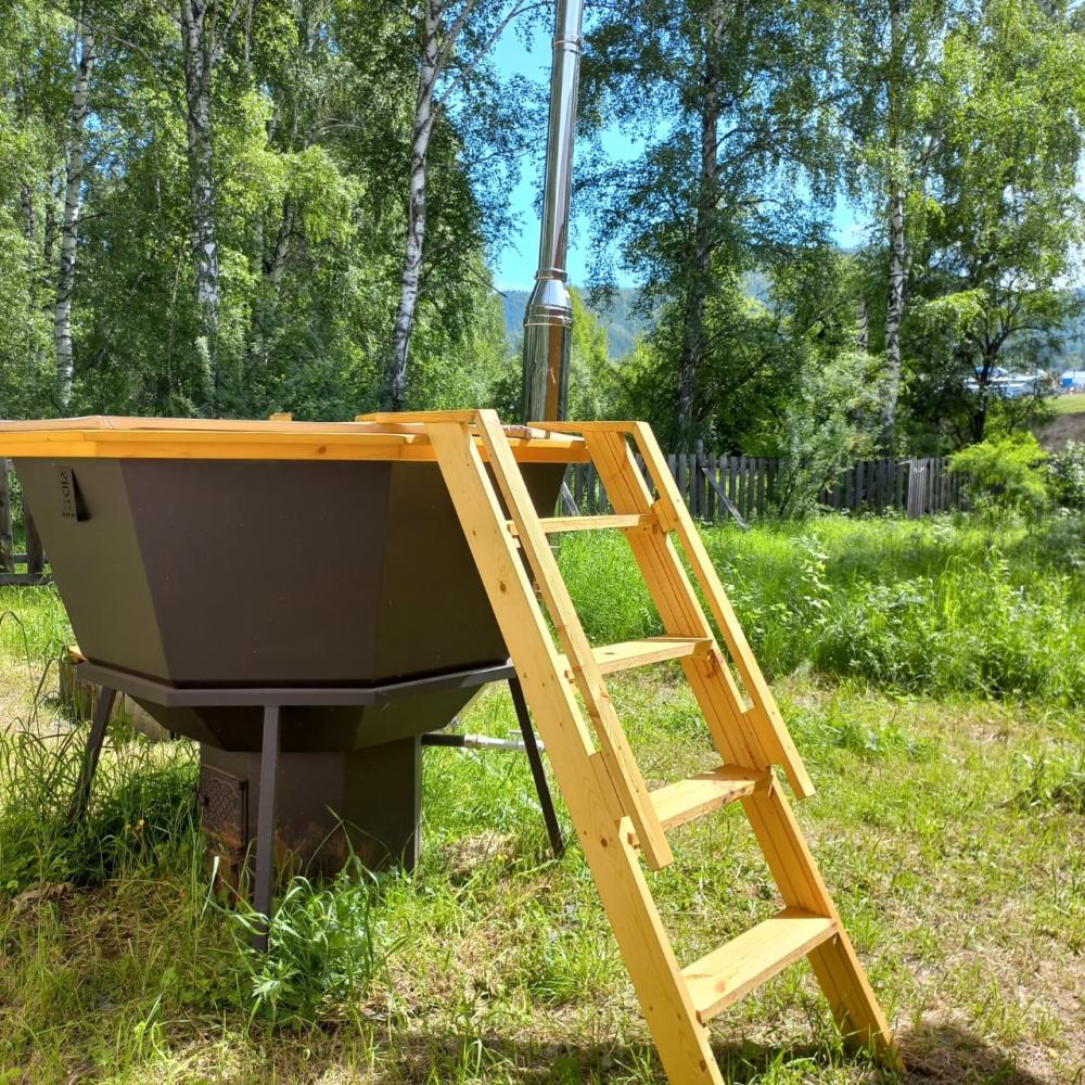 Сибирский банный чан у Дома у реки