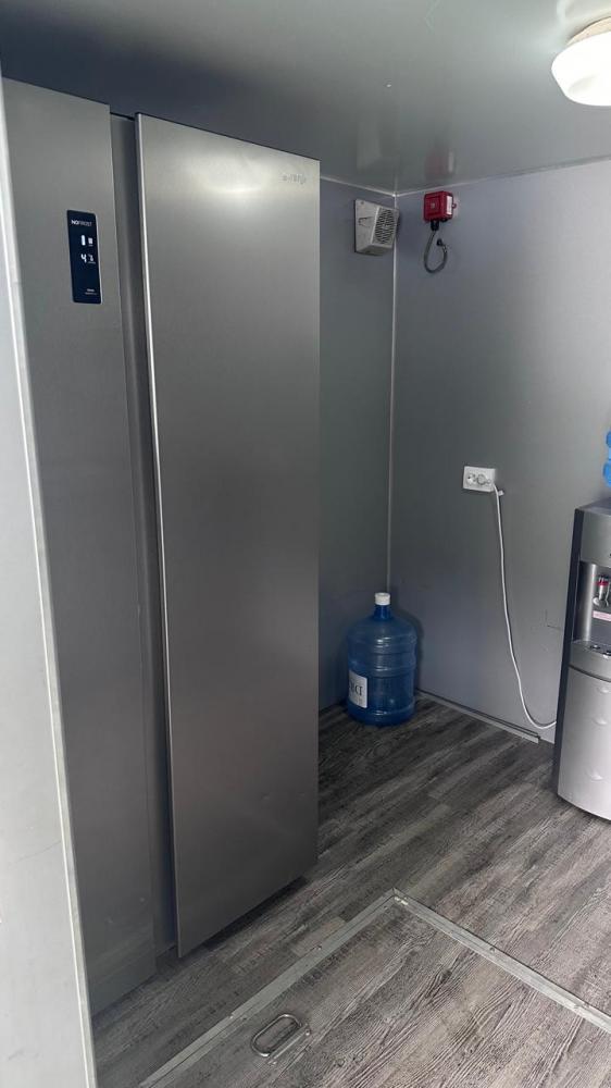 Кухонная зона на пароме (холодильник, СВЧ-печи, кулер с нагревателем, варочная поверхность, чайник)