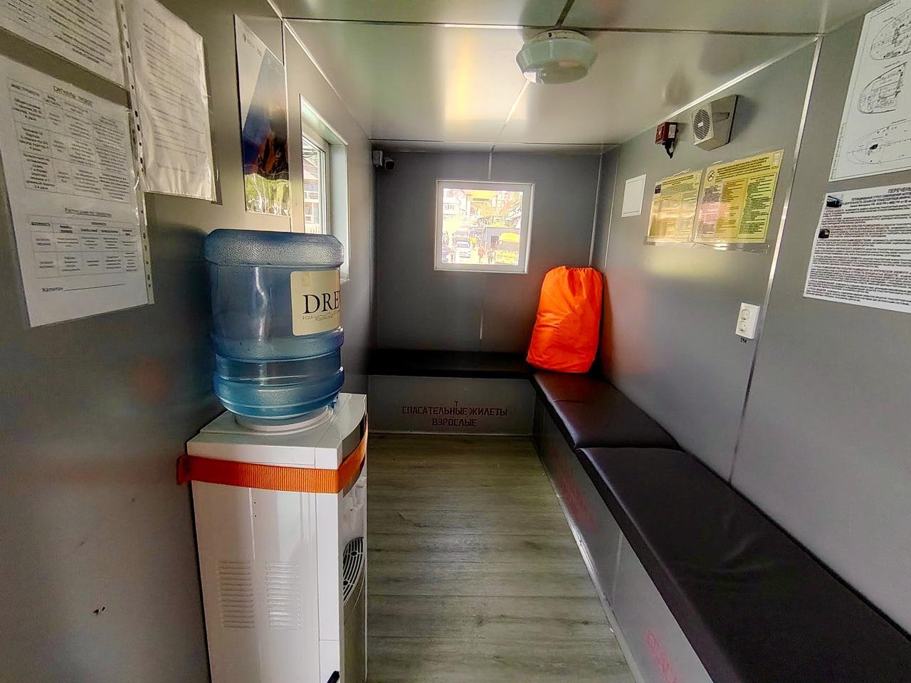 Паром на Телецком озере СП-5. Каюта с мягкими сиденьями и кулером