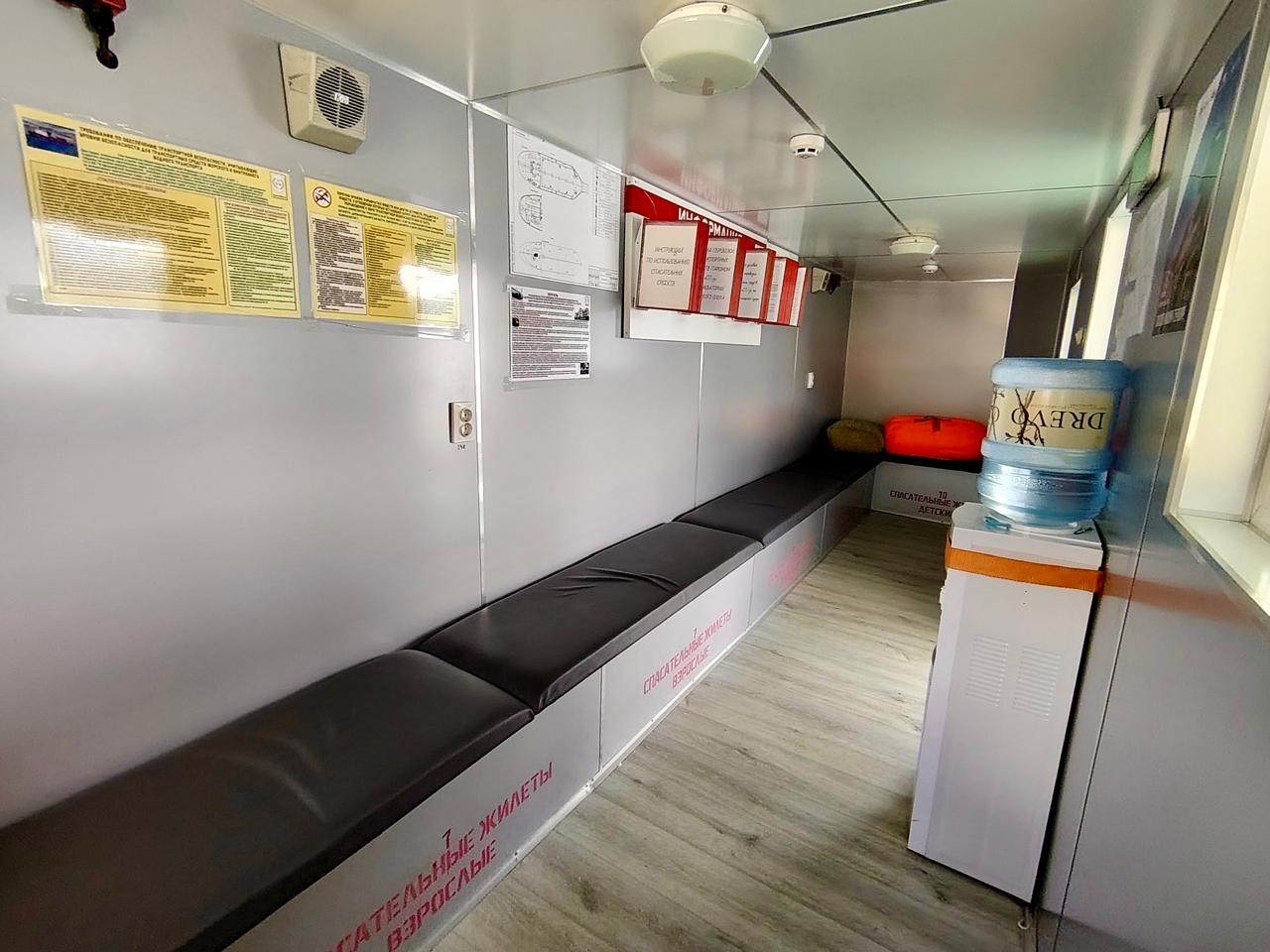 Паром СП5 на Телецком озере: каюта  с мягкими сиденьями и кулером