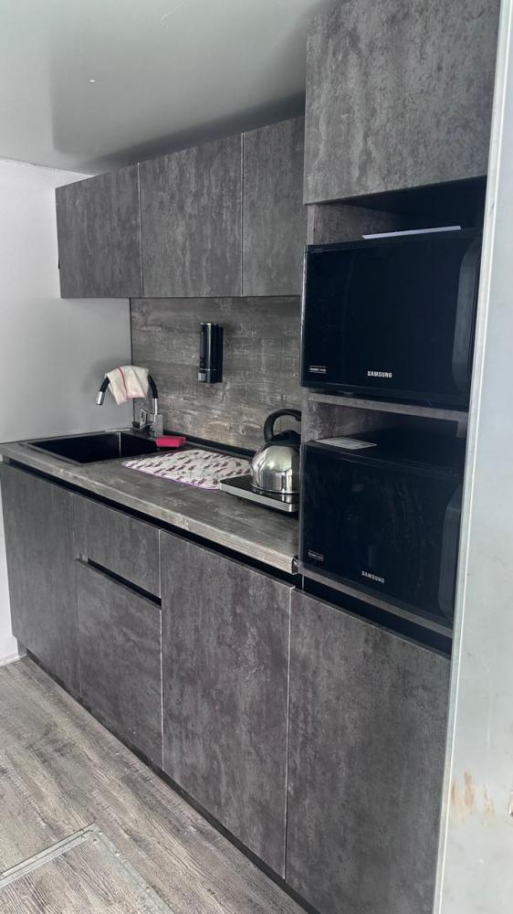 Кухонная зона на пароме (холодильник, СВЧ-печи, кулер с нагревателем, варочная поверхность, чайник)