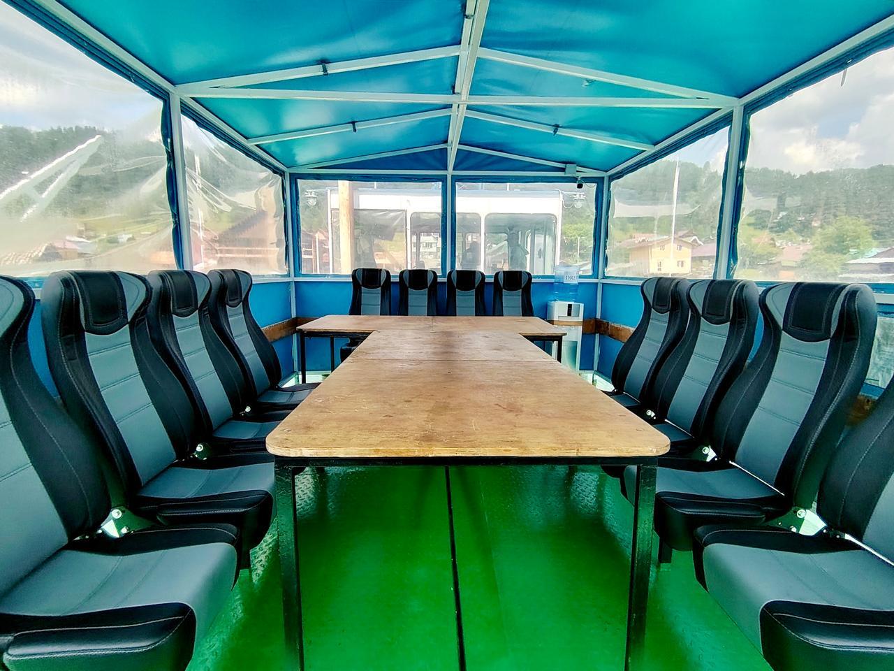 Паром СП5 на Телецком озере: шатер с мягкими сиденьями и кулером на второй палубе.