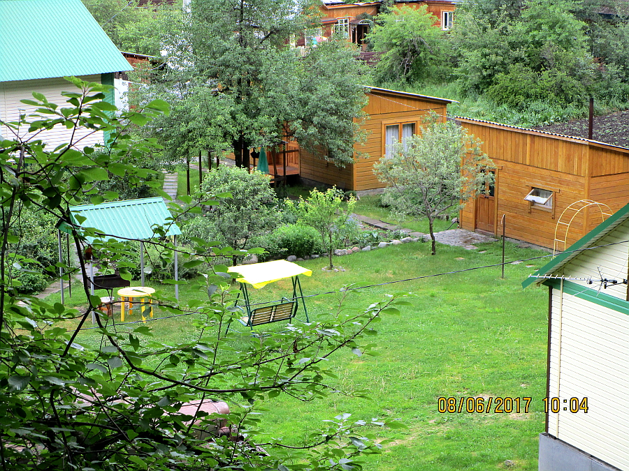 Слева на право: хозяйский дом, 5-ти местный дом, баня, справа - уголок 4-х местного дома