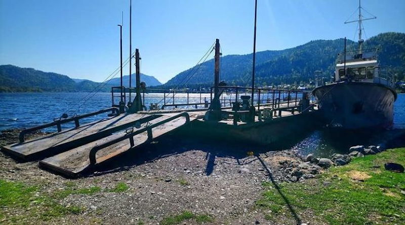 Паром на Телецком озере 