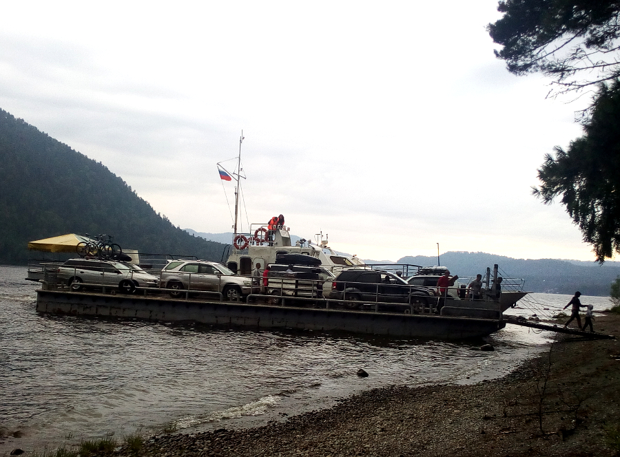 Паромная переправа на Телецком озере