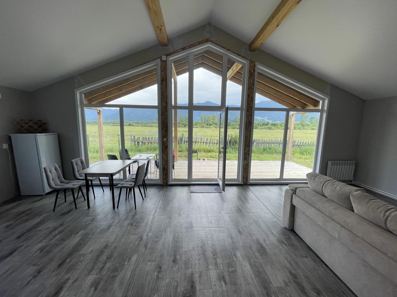 База отдыха Уймон-Парк в Усть-Коксе. Дом Барн-Хаус на 9 человек. Общий зал-кухня-гостиная.