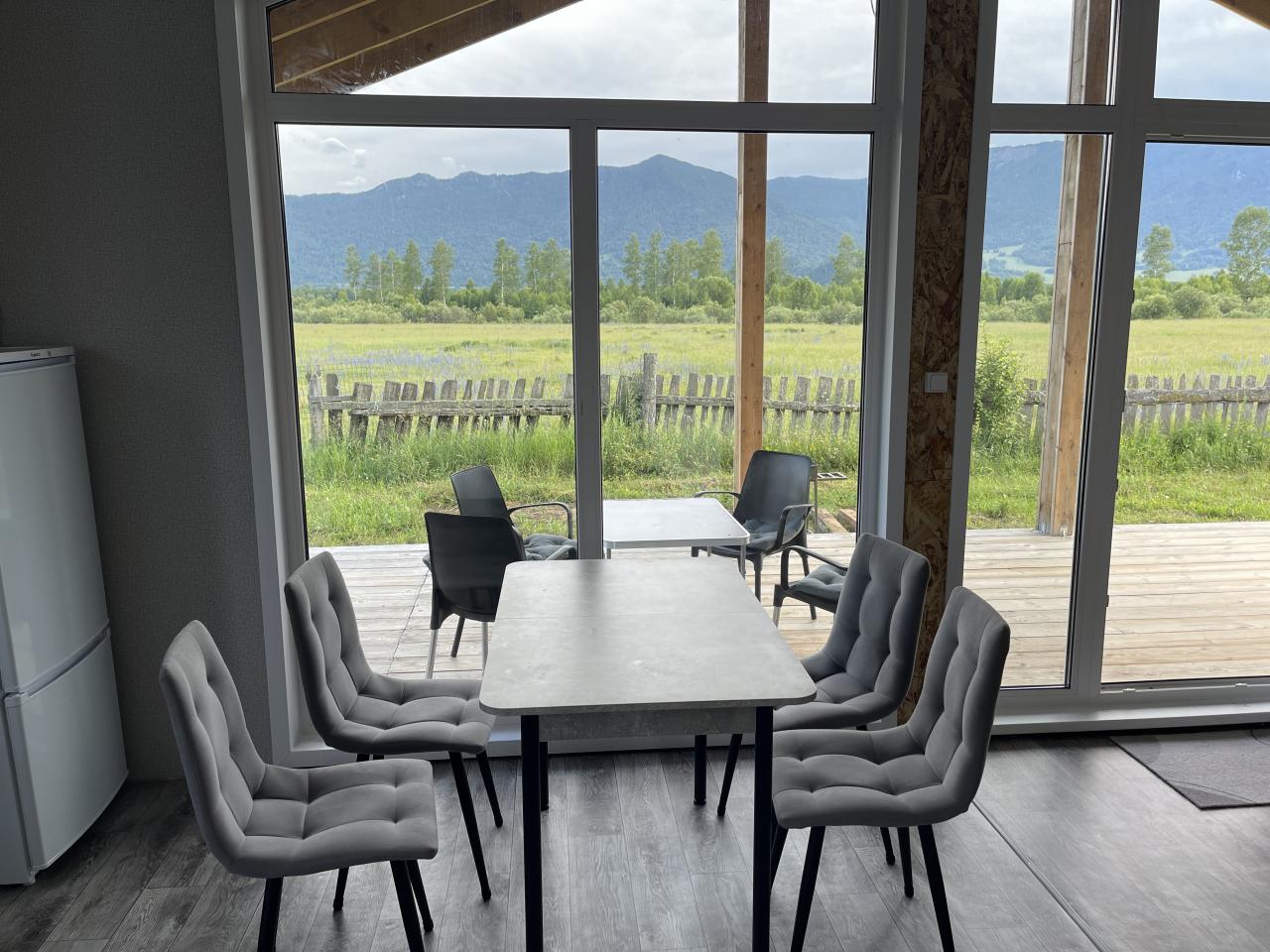 Дом Барн-Хаус на 9 человек. Обеденная зона.