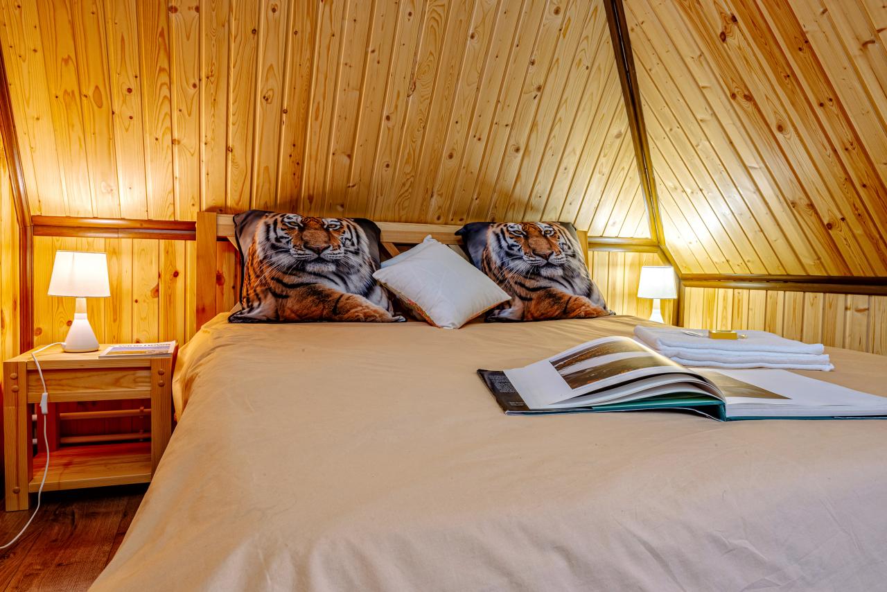 Дом №2 Комната 1 с двуспальной и односпальной кроватями