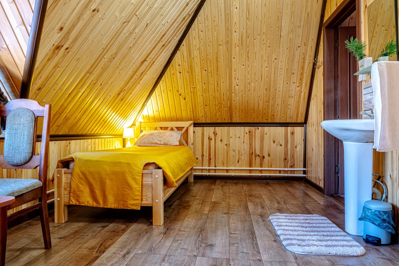 Дом №2 Комната 1 с двуспальной и односпальной кроватями