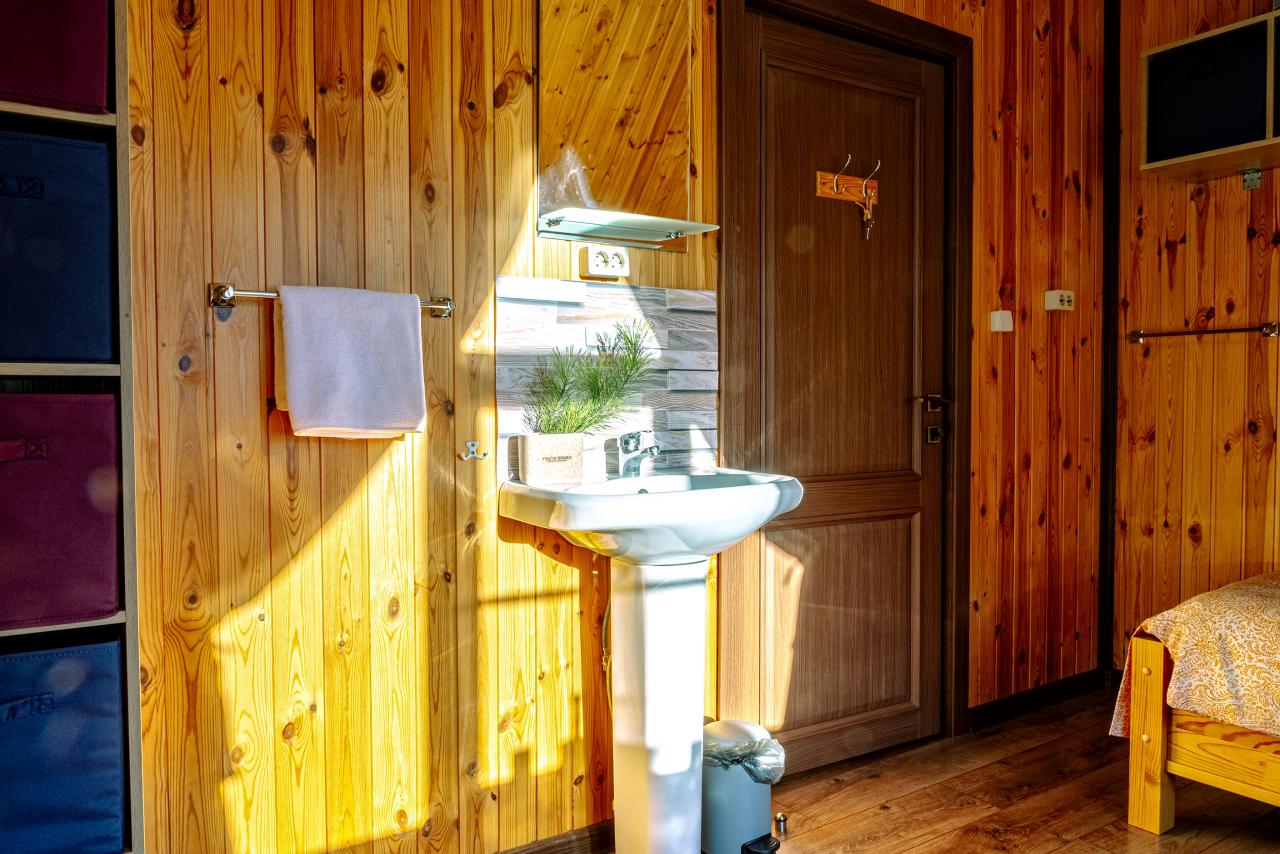 Комната 2 (двуспальная кровать + односпальная кровать)