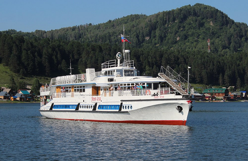 Теплоход «Пионер Алтая»