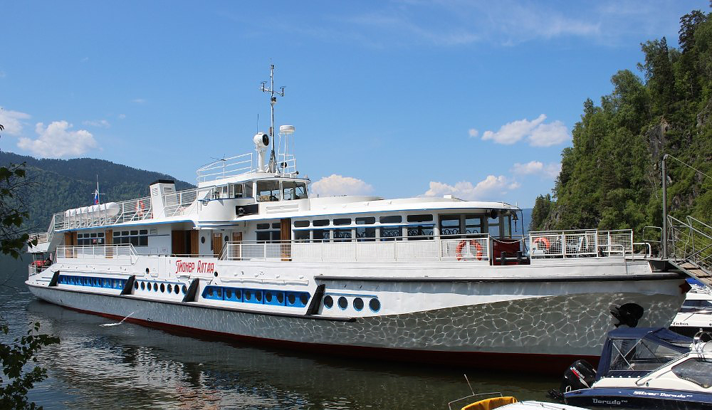 «Пионер Алтая» около водопада Корбу