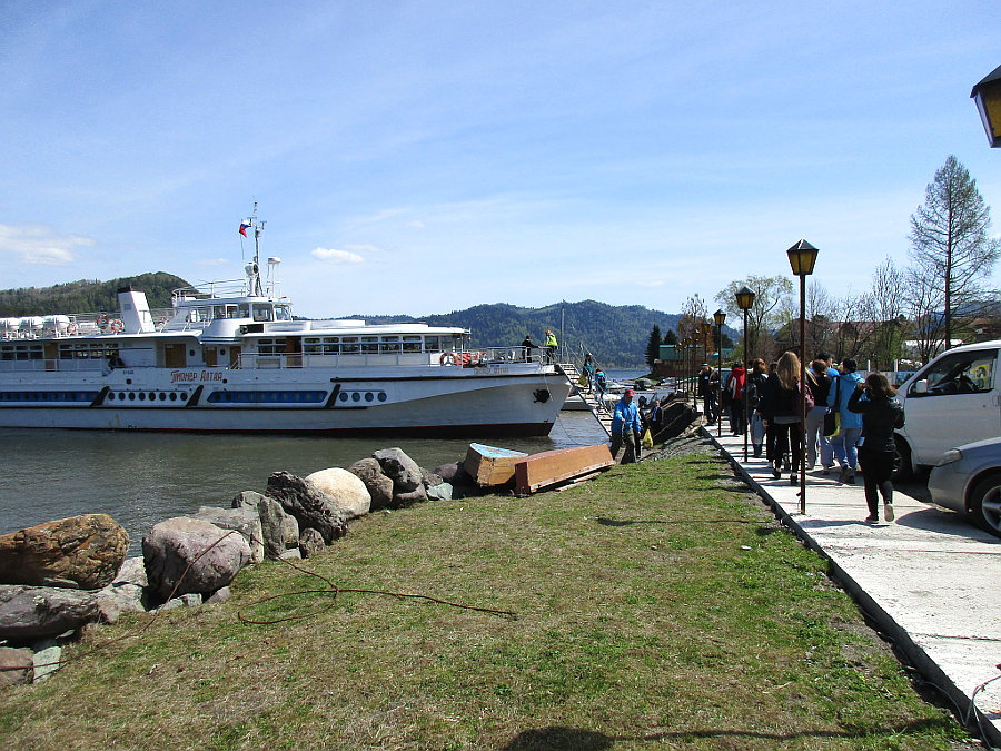 Теплоход Пионер Алтая у причала