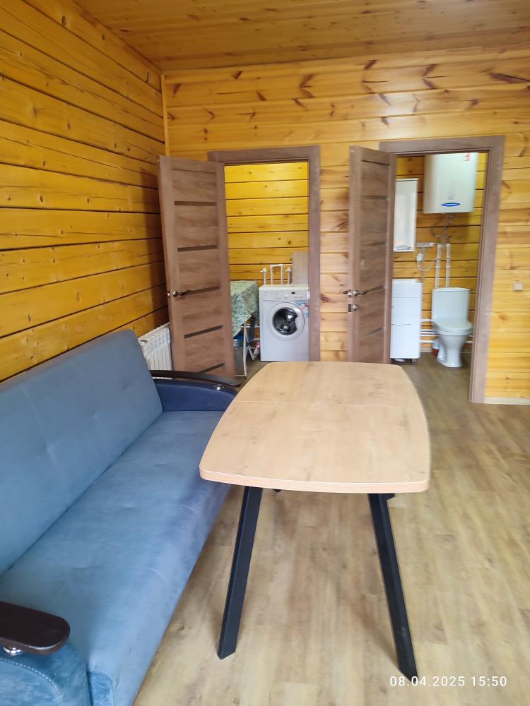 Коттедж " Отдохни +" холл с диваном и столом