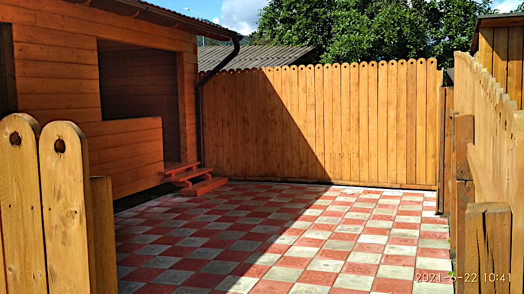 Собственный дворик у домиков Комфорт