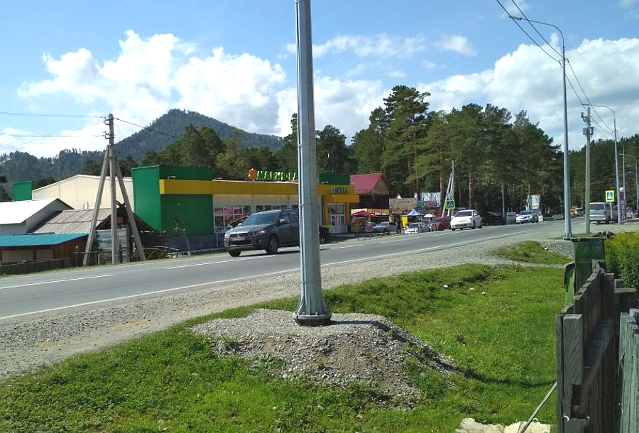 Вид от гостиного двора на трассу и Марию Ра