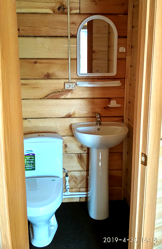 Туалет с раковиной в номере