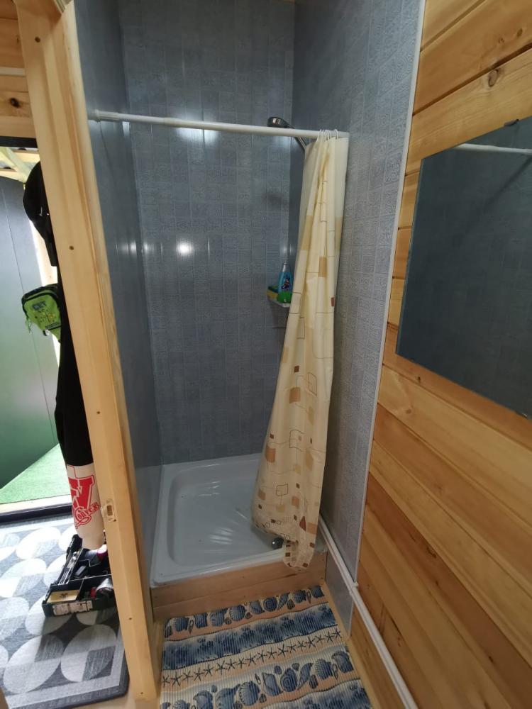 Совмещенный санузел с душем в домике