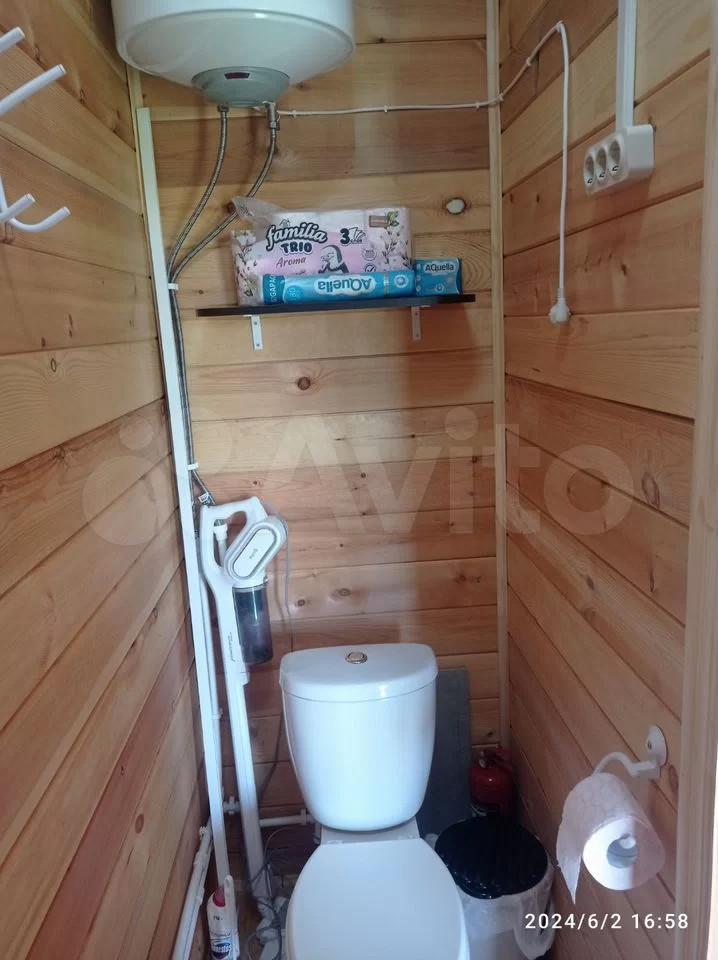 Совмещенный санузел с душем в домике