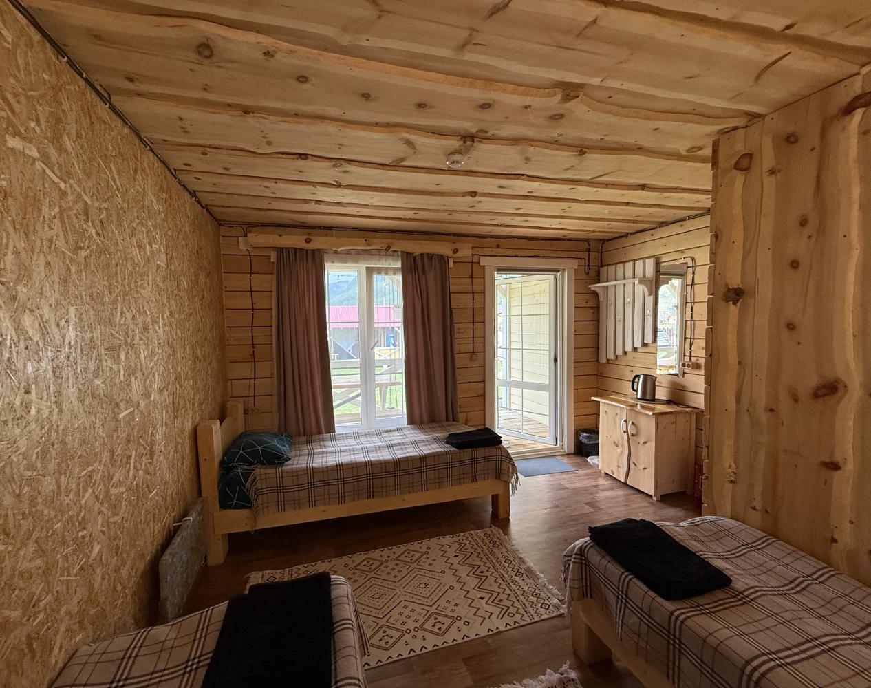 Номер с тремя односпальными кроватями, санузлом и душем