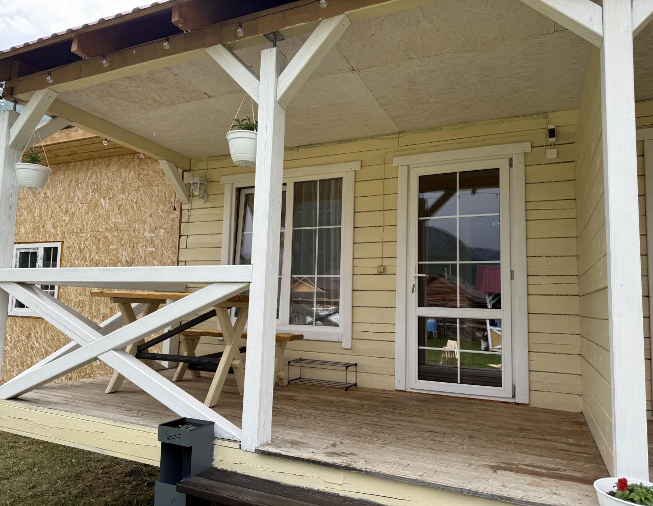 Номер с тремя односпальными кроватями, санузлом и душем