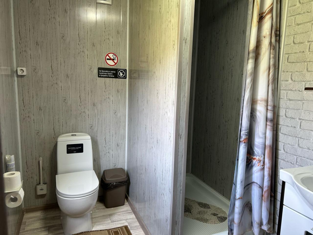 Санузел с душем в гостиной 1 этажа