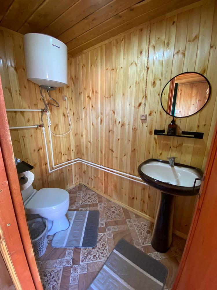 Дом №1 четырехместный благоустроенный (душ, туалет)