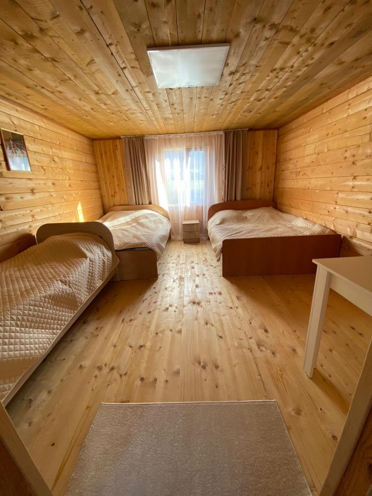 Дом №1 четырехместный благоустроенный (душ, туалет)