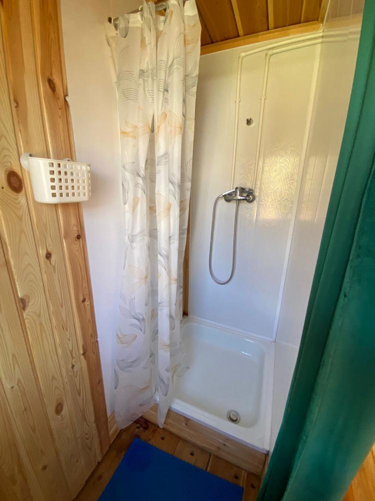 Дом №1 четырехместный благоустроенный (душ, туалет)