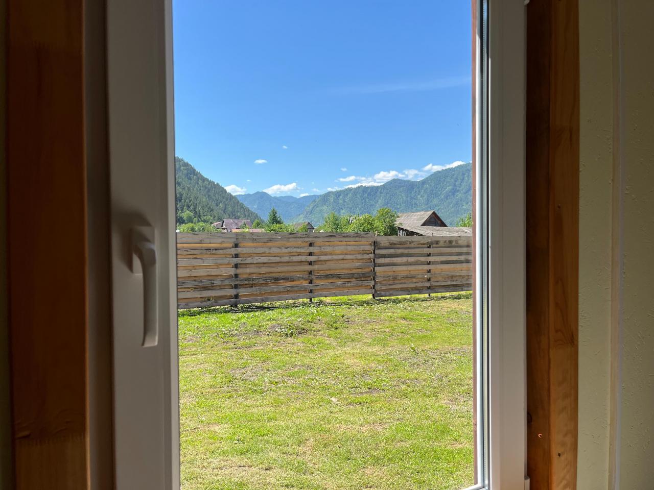 Дом №1 вид на горы из окна