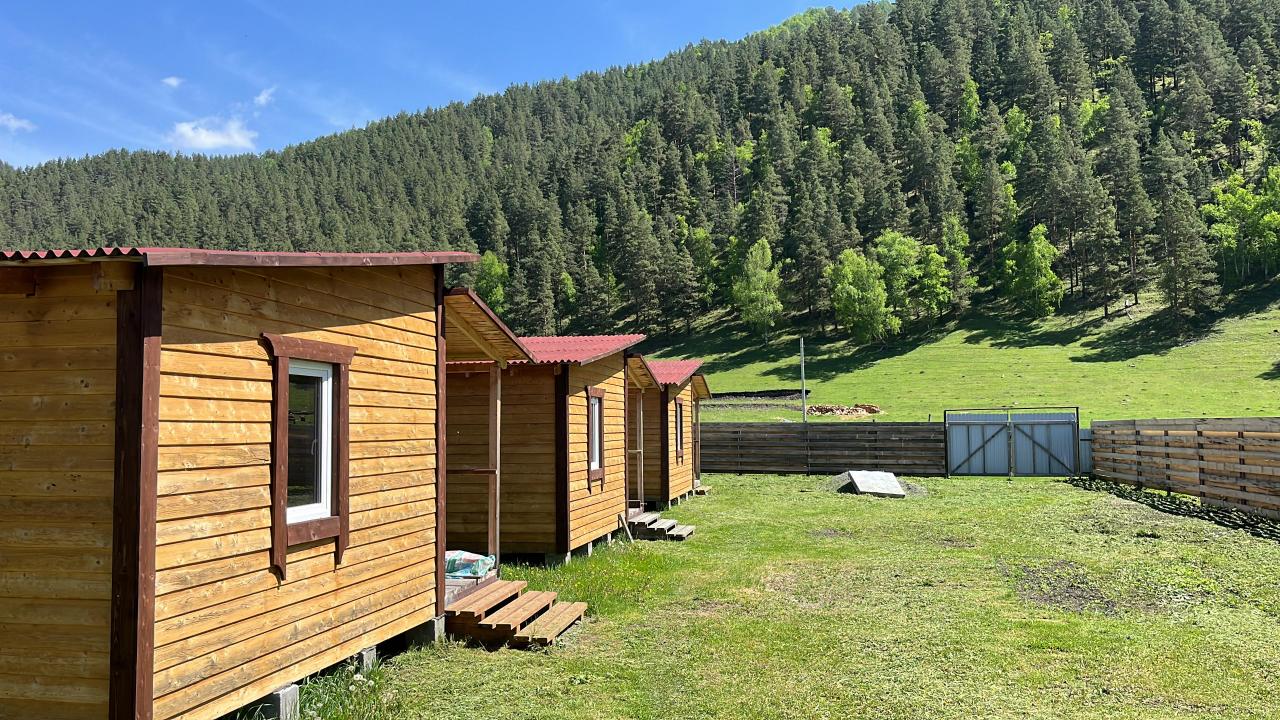 База отдыха "Элекмонарское лето" на Алтае гостевые домики в 7 км от Чемала