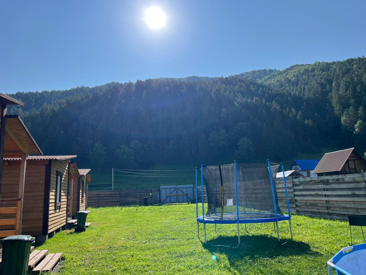 База отдыха на Алтае с бассейном и детской площадкой "Элекмонарское лето" 