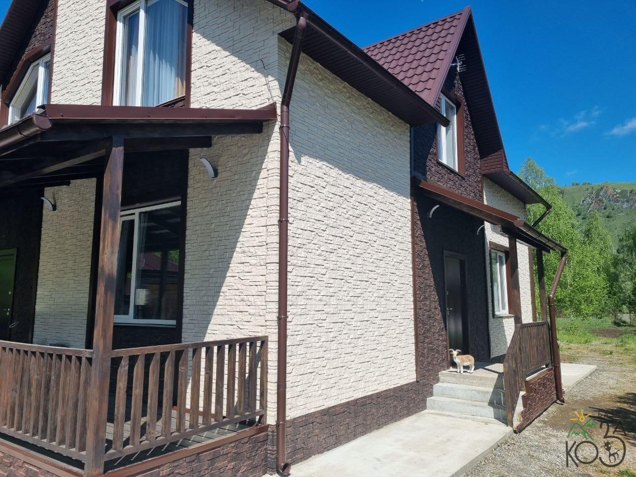 Зеленый дом "Коза" на Алтае у реки Катунь вблизи Манжерока