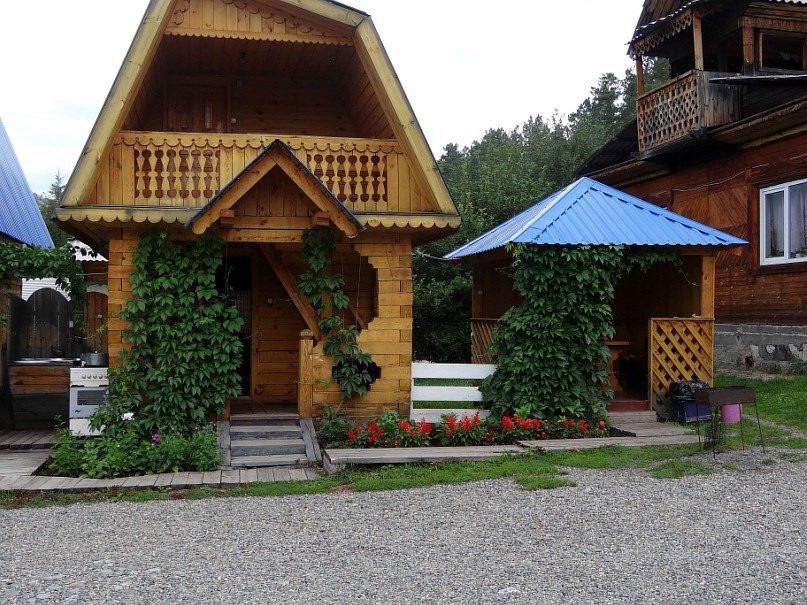 Коттедж из бруса с беседкой