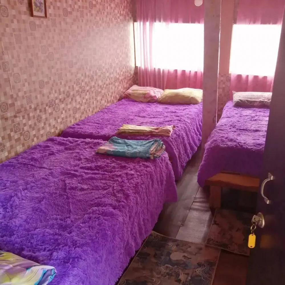 Номер №1 с тремя двуспальными кроватями (до 6 чел.)