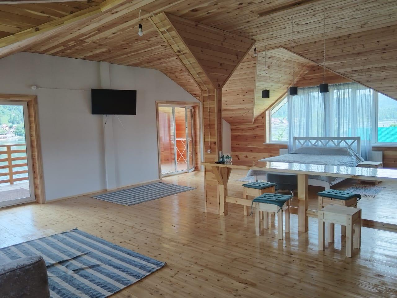 Второй этаж гостевого дома "Майгор" на Телецком озере