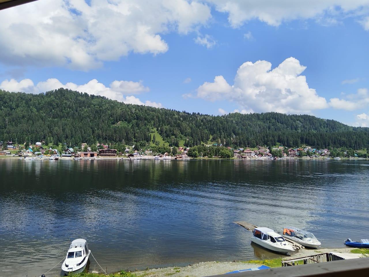 Отдых на берегу Телецкого озера у воды