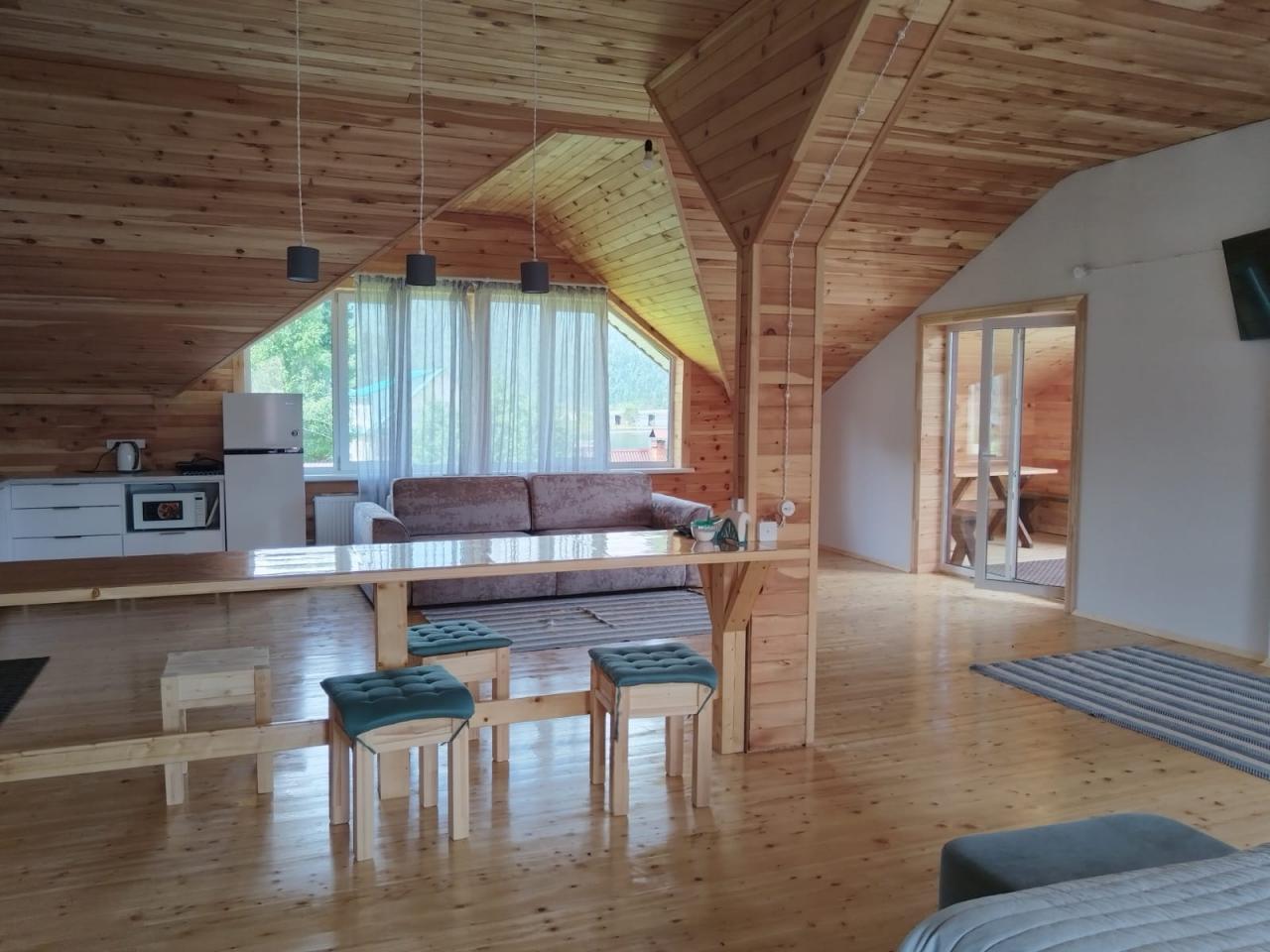 Второй этаж гостевого дома "Майгор" на Телецком озере