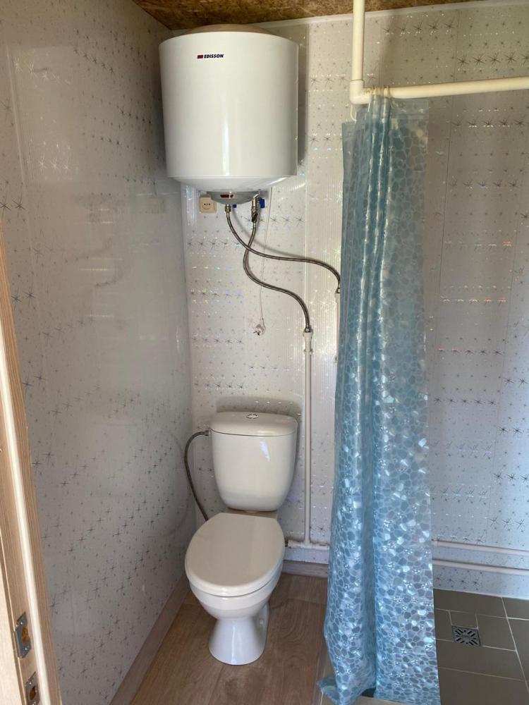 Домик 4-местный благоустроенный в Чибите. Душ, туалет, обогреватель в домике.