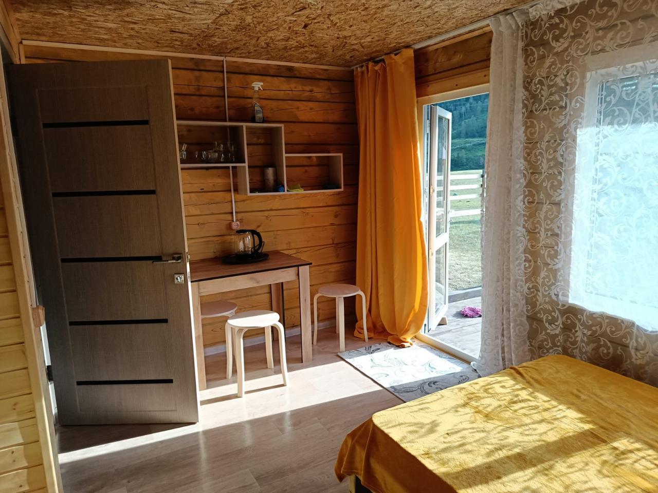 Домик 4-местный благоустроенный в Чибите. Душ, туалет, обогреватель в домике.