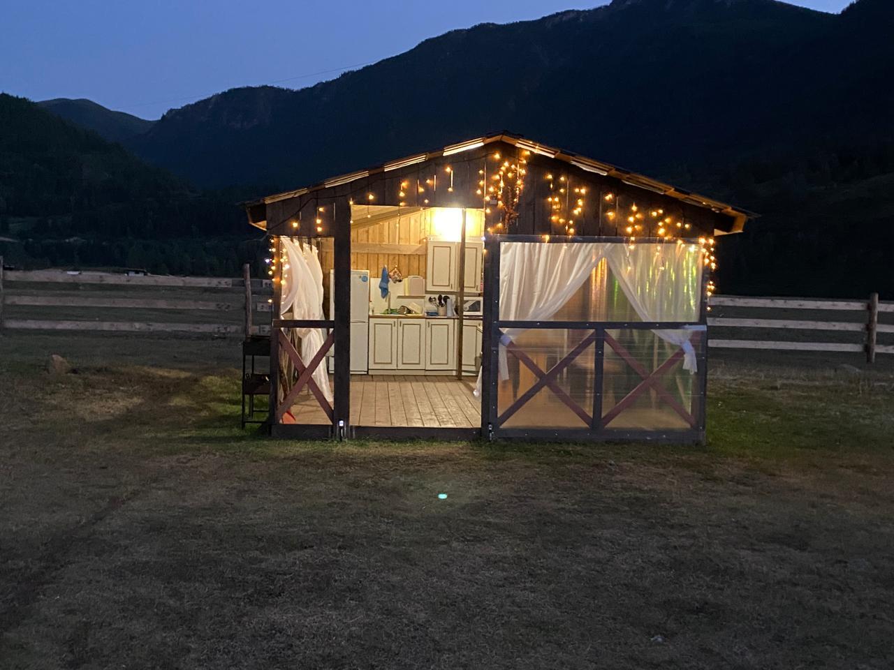 Летняя кухня на базе отдыха "Рассвет" в Улаганском районе